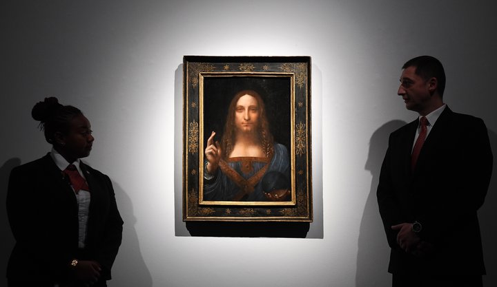 Verðir standa vörð um Salvator Mundi í útibúi Christie's í London. Myndin var seld hjá Christie's í New York fyrir 450 milljón Bandaríkjadali í nóvember árið 2017.