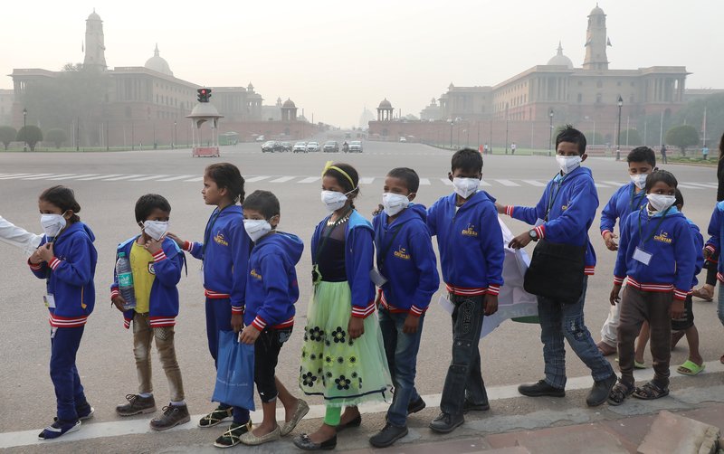 Börn mótmæla mengun í Nýju-Delhi Mynd: EPA