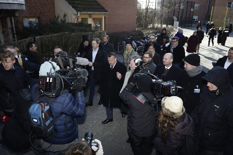 Ráðherrar á leið á fréttamannafund í Kaupmannahöfn 1. mars vegna aðgerðanna. Mynd: EPA