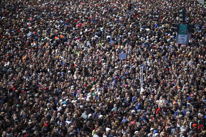 Mótmælendur fylltu götuna Pennsylvania Avenue sem liggur á milli Hvíta hússins og þinghússins í Washington. Mynd: EPA.