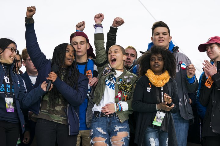 Emma Gonzalez fyrir miðju, sem er einn þeirra nemenda sem lifði af skotárásina í Parkland í Flórída í febrúar. Nemendur í Stoneman Douglas gagnfræðaskólanum hafa haft veg og vanda af því að skipuleggja mótmæli dagsins.