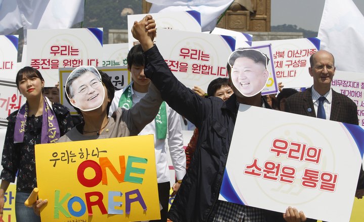 Fólk fagnar í Suður-Kóreu fundi leiðtoganna tveggja.