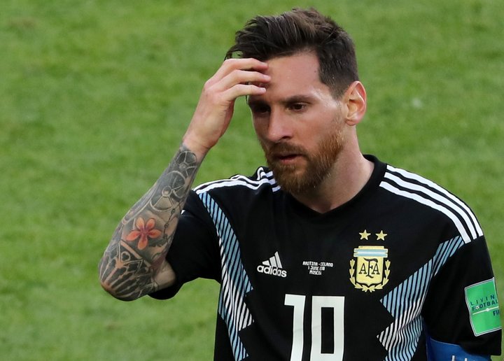 Lionel Messi svekktur í lok leiks Argentínu gegn Íslandi.
