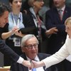 Forsætisráðherra Ítalíu, Giuseppe Conte, tekur hér í höndina á Angelu Merkel, kanslara Þýskalands. Forseti Framkvæmdastjórnar ESB, Jean-Claude Juncker, fylgist með.