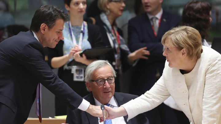 Forsætisráðherra Ítalíu, Giuseppe Conte, tekur hér í höndina á Angelu Merkel, kanslara Þýskalands. Forseti Framkvæmdastjórnar ESB, Jean-Claude Juncker, fylgist með.
