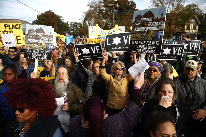 Mótmælendur eftir skotárásirnar í Pittsburgh í Pennsylvaníu í október síðastliðinum.