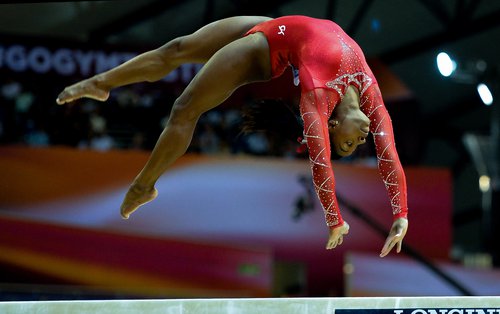 Simone Biles er verðlaunaðasta fimleikakona allra tíma. Þegar hún fæddist hafði Chusovitina, elsti keppandi í fimleikum kvenna í Tókýó, keppt á tvennum Ólympíuleikum. Mynd/EPA