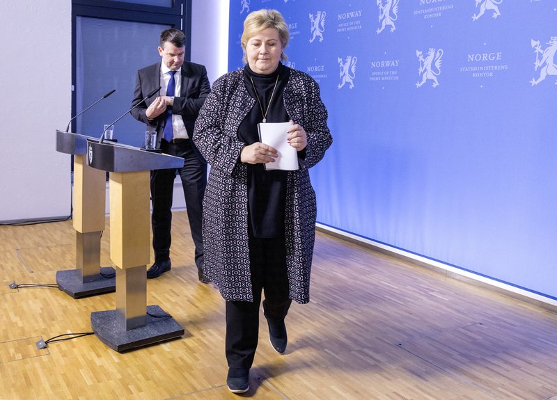 Það vakti mikla furðu í upphafi árs 2019 er lögregla gaf út að sambýliskona dómsmálaráðherrans Wara (t.v.) væri til rannsóknar fyrir að hafa kveikt í bíl þeirra og framið fleiri skemmdarverk. Nú hefur hún verið dæmd, en segist saklaus. Mynd: EPA