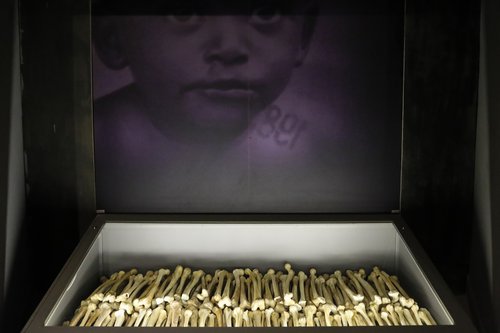 Bein fórnarlamba þjóðarmorðsins á safni í Kigali þar sem saga voðaverkanna er sögð. Mynd: EPA