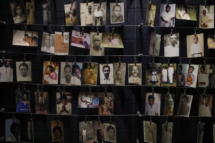 Myndir af nokkrum fórnarlömbum þjóðarmorðsins í Rúanda.