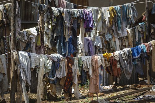 Föt fórnarlamba þjóðarmorðsins hluti af sýningu til minningar um fólkið. Mynd: EPA