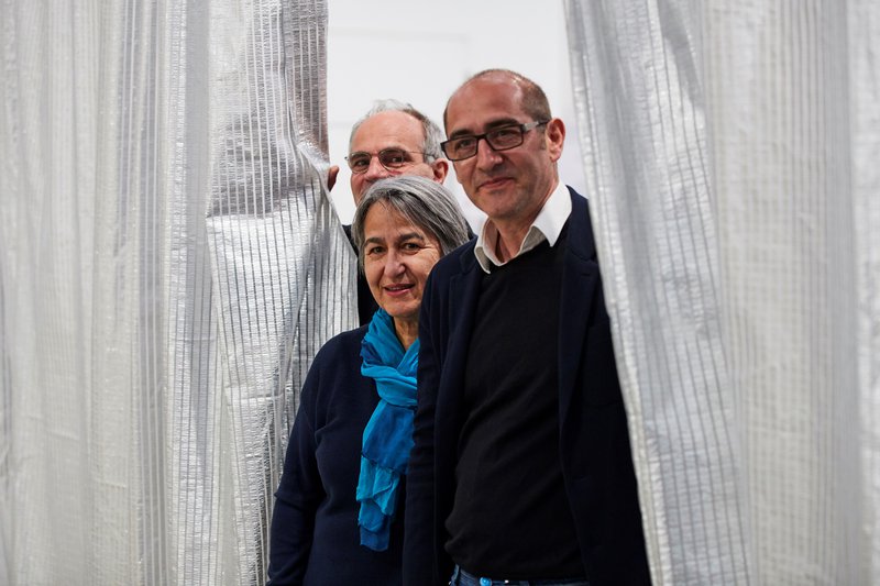 Anne Lacaton og Jean-Philippe Vassal taka við Mies van der Rohe verðlaunum ESB árið 2019. Mynd: EPA/Alejandro Garcia.