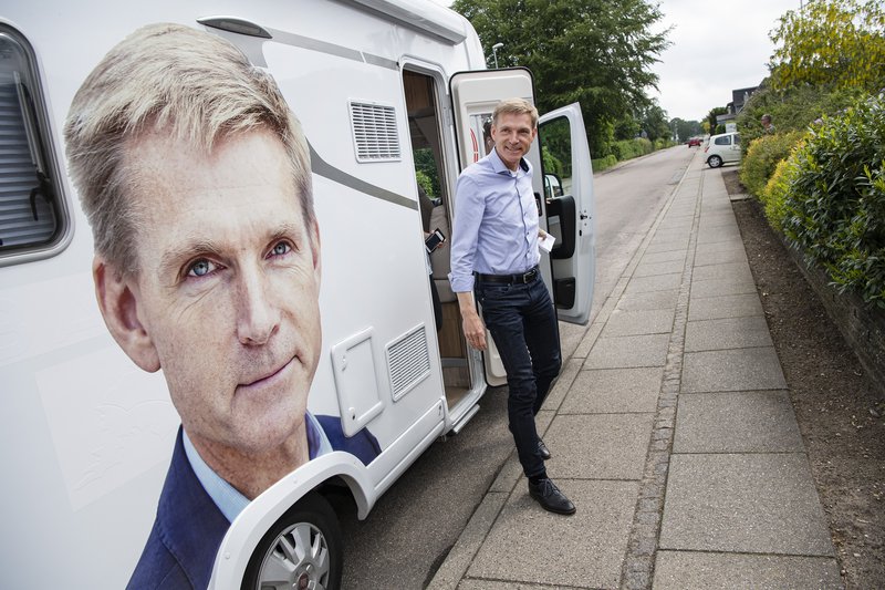 Kristian Thulesen Dahl, formaður Danska þjóðarflokksins, mætir á kjörstað í bifreið með mynd af sjálfum sér. MYND: EPA