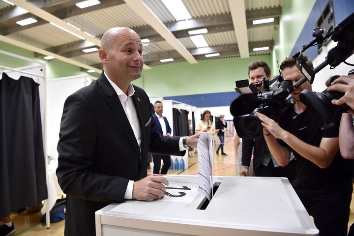 Óveðursskýin hafa hrannast upp í kringum Søren Pape Poulsen.