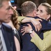 Mette Frederiksen faðmar stuðningsmann á kosninganótt. Hún verður nær örugglega næsti forsætisráðherra Danmerkur.