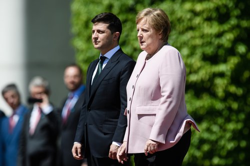 Zelenskí og Angela Merkel. Mynd: EPA