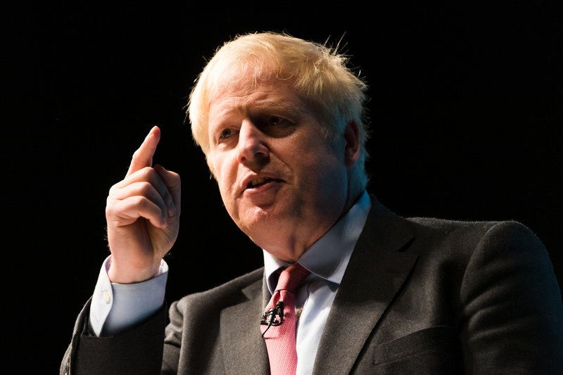 Boris Johnson hefur varið ákvörðun stjórnvalda um að flytja hælisleitendur til Rúanda með kjafti og klóm. Mynd: EPA