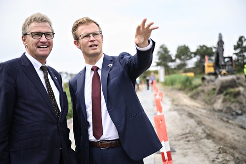 Benny Eng­el­brecht, ráð­herra sam­göngu­mála í Danmörku, sést hér hægra megin. Mynd:EPA