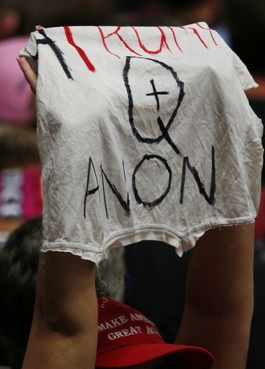 QAnon stuðningsmaður á kosningafundi hjá Trump