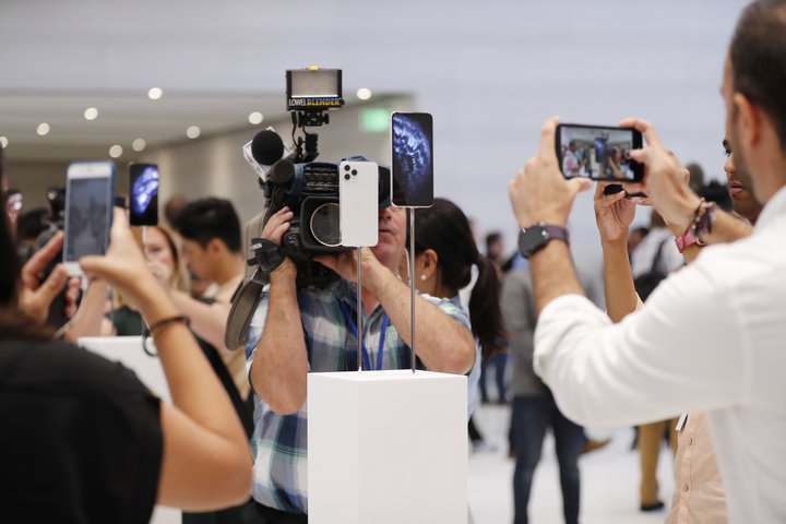 Fjölmiðlafólk myndar nýjan iPhone.