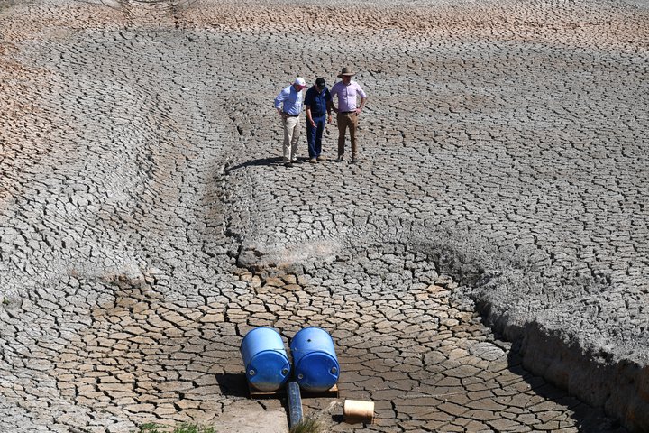 Vatn til landbúnaðar er á sumum svæðum af skornum skammti. Hér stendur fólk á þurrum botni uppistöðulóns í Stanthorpe í Ástralíu.