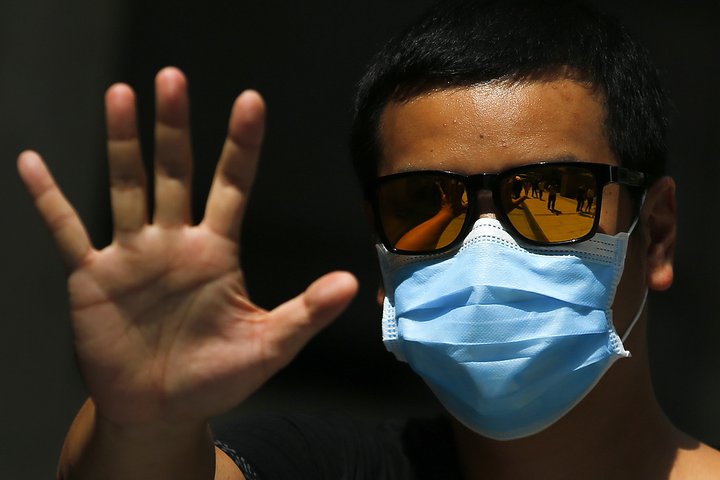 Rannsóknir sýna að fólk snertir andlit sitt að meðaltali 23 sinnum á klukkutíma.