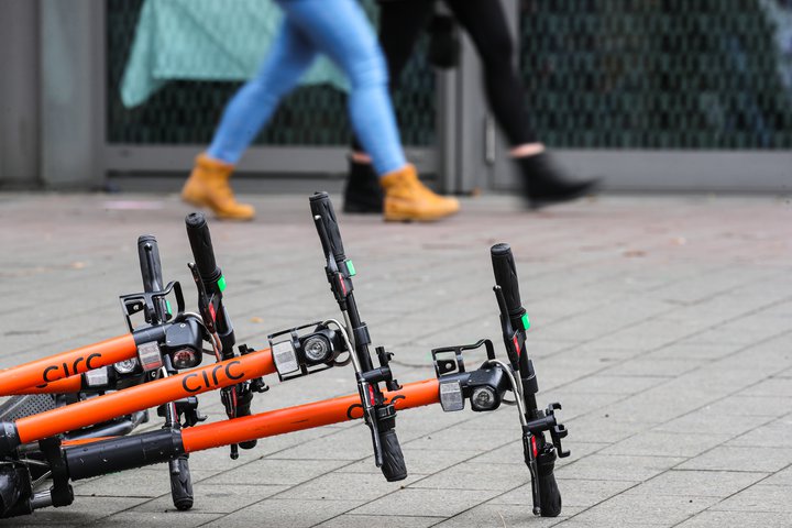 Rafskútur hafa á skömmum tíma orðið vinsæll og mikið notaður fararmáti. En því fylgja áskoranir.