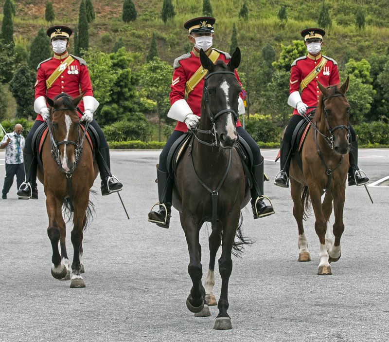 Konunglegi vörðurinn í Malasíu með grímur fyrir vitum.