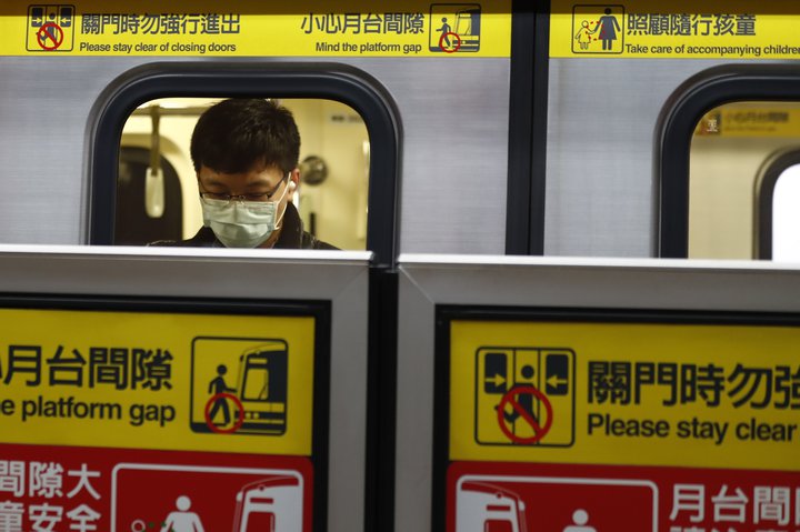 Maður stendur í lestí Taívan. Þangað hefur veiran nú breiðst og áhrif á samfélagið þegar orðin nokkur.