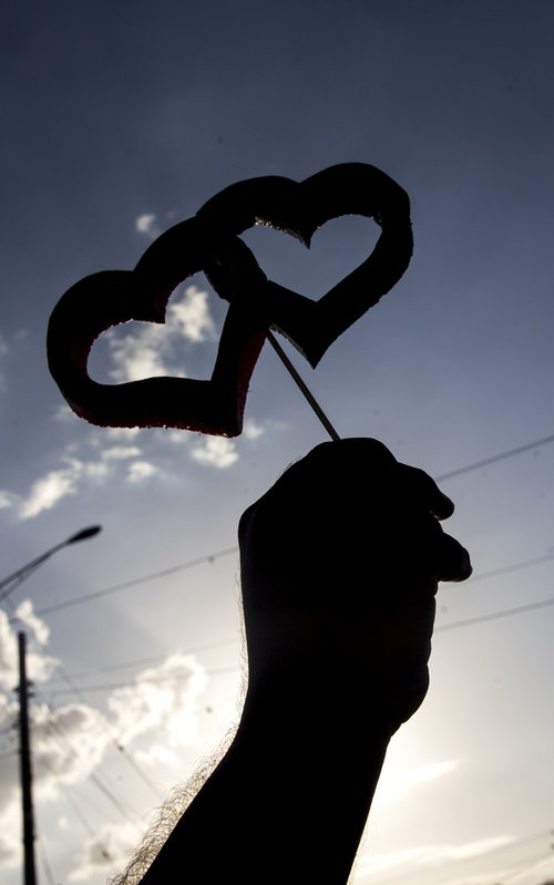 Munum að það má brosa, hlæja saman og sína hvert öðru hlýju með orðum. Mynd: EPA