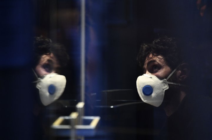 Maður með andlitsgrímu á hóteli í Austurríki þar sem kona sem smituð er af kórónuveirunni dvelur.