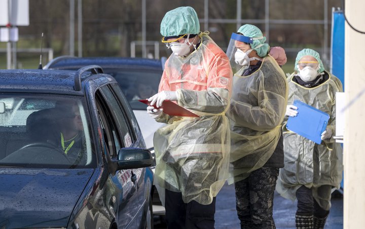 Heilbrigðisstarfsmenn í Þýskalandi að störfum við sýnatökur. Sambærilegum aðferðum var beitt hér á landi, m.a. í gær í bílakjallara Hörpu.