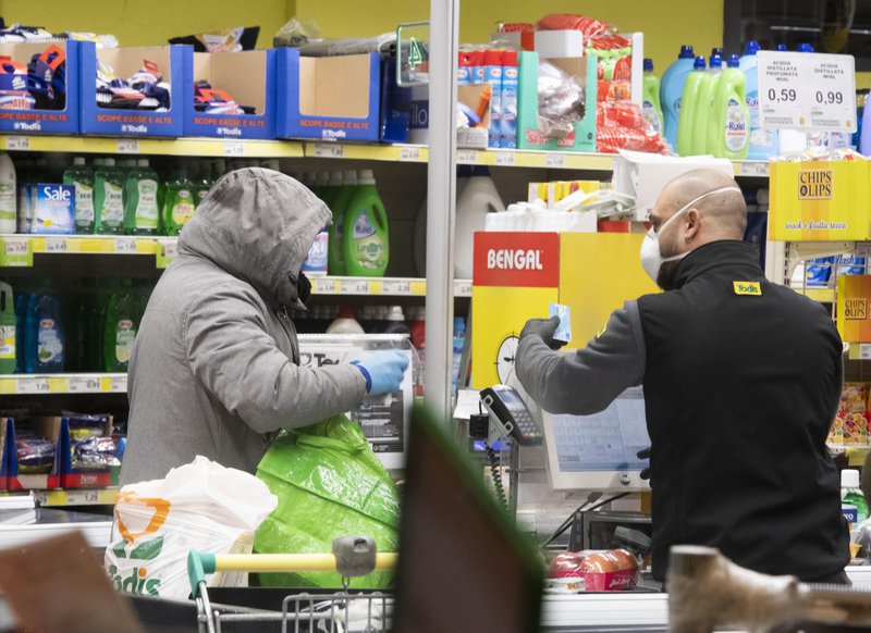 Snertilaus viðskipti eru mikilvæg til að fólk þurfi ekki að snerta fleti sem margir snerta eins og t.d. posa og snertiskjái. Mynd: EPA