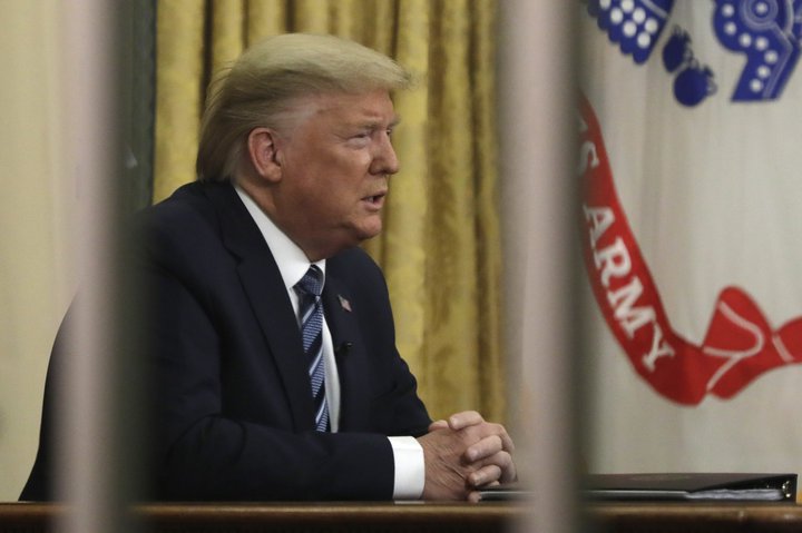 Donald Trump Bandaríkjaforseti ávarpar þjóð sína frá Hvíta húsinu.