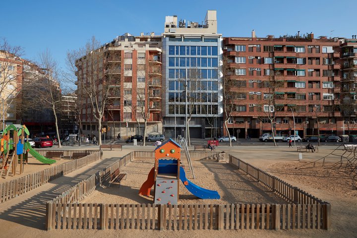Auður leikvöllur í Barselóna. Börn landsins hafa þurft að vera inni á heimilum sínum í rúman mánuð og ekkert útlit er fyrir að það breytist alveg á næstunni.