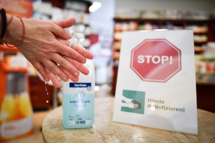 Áfram munu fjöldamörk miðast við tíu manns - að minnsta kosti í viku í viðbót.