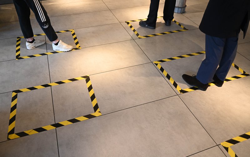 Tveggja metra reglan hefur aftur verið kynnt til leiks. Mynd: EPA