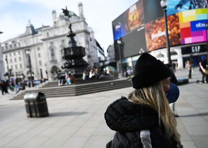 Kórónuveirufaraldurinn tæmdi götur borga á borð við London og hafði neikvæð áhrif á líf milljóna manna í Bretlandi. Á sama tíma högnuðust sumir milljarðamæringar sem aldrei fyrr.