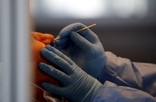 Samkvæmt nýju greininni er hægt að skylda útlendinga í lífssýnatöku. Mynd: EPA