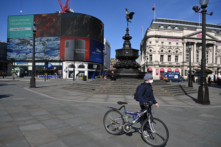 Nú þegar margir vilja ekki nota almenningssamgöngur vegna smithættu hefur breska stjórnin gengið á lagið og boðar umfangsmikla uppbyggingu hjólastíga í borgum og bæjum landsins.
