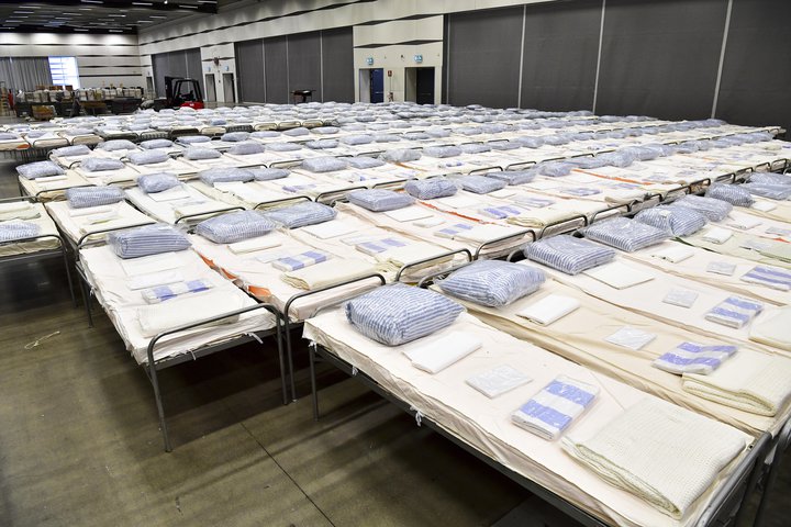 Bráðabirgðasjúkrahúsi komið upp í sal í Stokkhólmi.