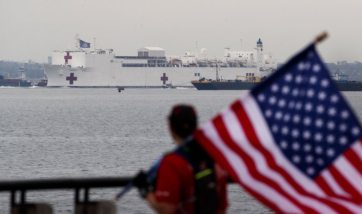 Spítalaskip bandaríska sjóhersins, USNS Comfort, hefur verið sent til New York til þess að létta undir með yfirfullum spítölum borgarinnar.