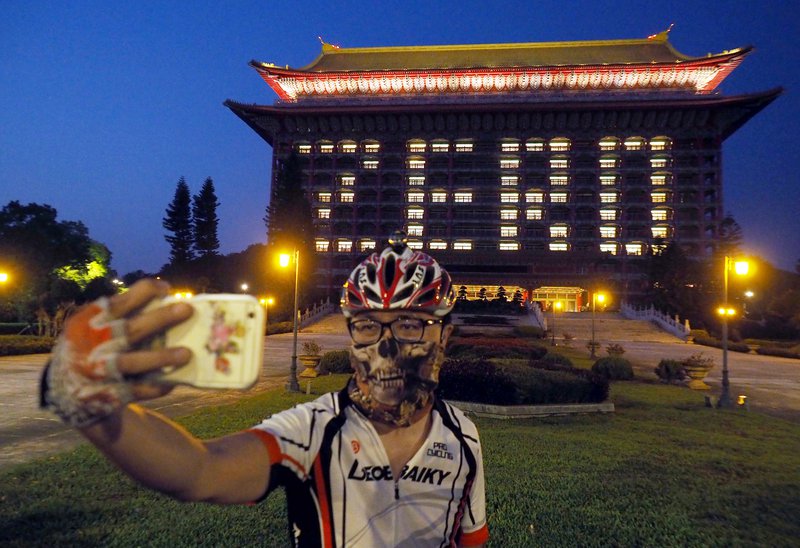 Núll, er ritað með ljósum í herbergjum hótels í Taívan í vikunni i tilefni af því að ekkert smit greindist þá í fyrsta sinn frá upphafi faraldursins. Mynd: EPA