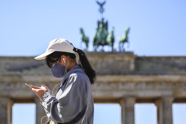 Um þessar mundir eru fáir á ferli við Brandenborgarhliðið.