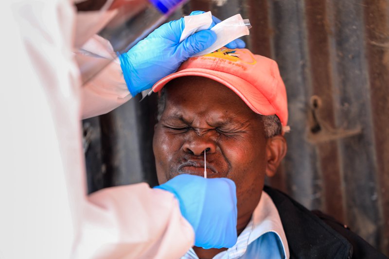 Sýnataka hefur langt í frá verið jafn umfangsmikil í löndum Afríku og hún hefur verið víða annars staðar í heiminum. Mynd: EPA