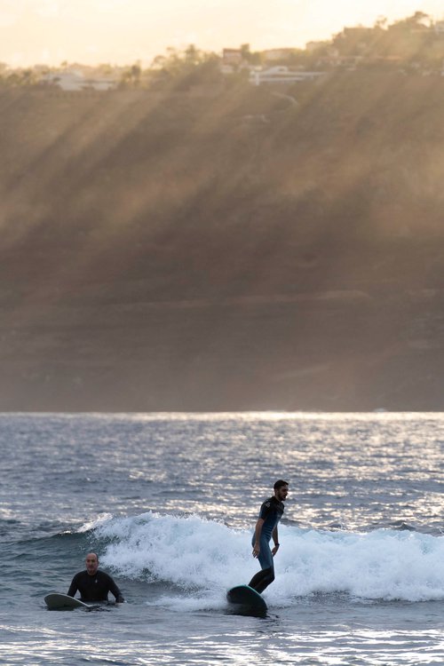 Á brimbretti í ró og næði við strendur Tenerife. Mynd: EPA