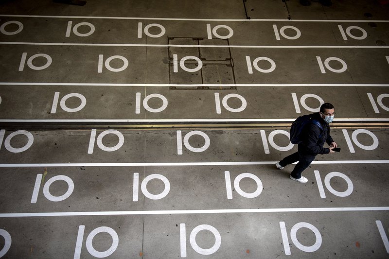 Á lestarstöð í París. Merki hafa verið sett á brautarpallana til að minna fólk á fjarlægðarmörk. Mynd: EPA