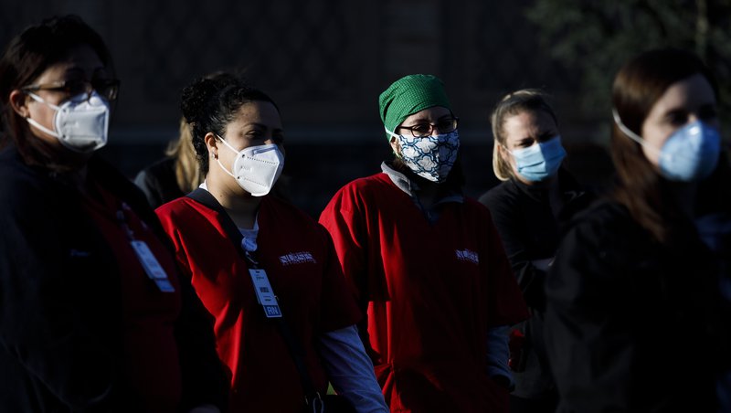 Bandarískir hjúkrunarfræðingar komu saman á degi hjúkrunar þann 12. maí og minntust fórnarlamba faraldursins. Mynd: EPA
