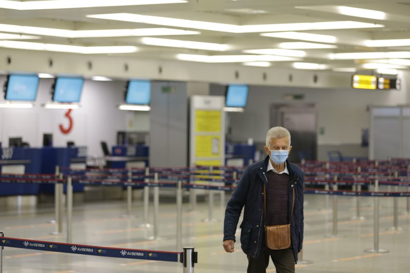 Ferðamönnum sem hingað koma er gerð grein fyrir því hverju er ætlast til af þeim vegna skimunar fyrir COVID-19. Mynd: EPA