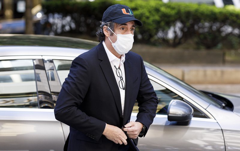 Michael Cohen fékk að sleppa úr fangelsi í vor og afplánar heima hjá sér vegna COVID-19.